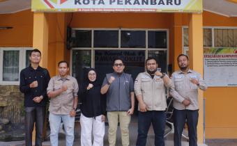 Masyarakat Pelestari Lingkungan didepan Kantor Sekretariat Bawaslu Kota Pekanbaru dalam Kunjungan Koordinasi dan Silaturahmi.