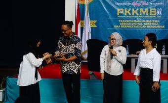Bawaslu Kota Pekanbaru Sosialisasikan Pengenalan Lembaga kepada Mahasiswa Baru Universitas Hangtuah dalam PKKMB 2025