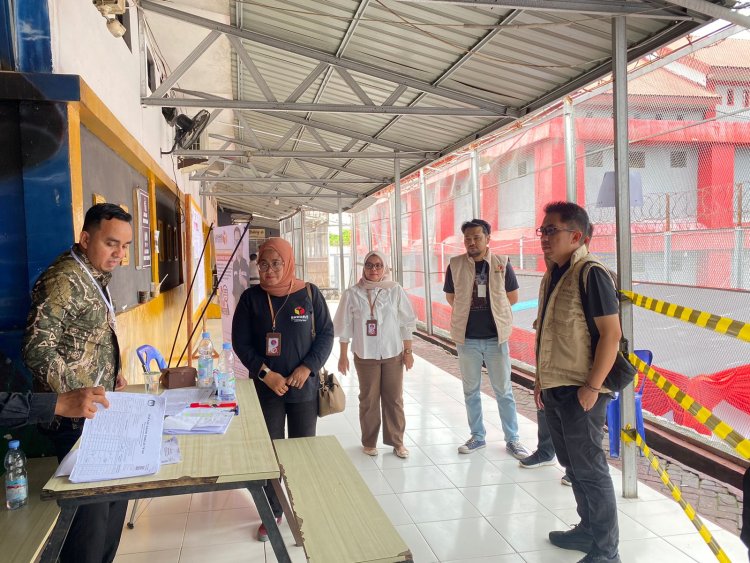 Ketua Bawaslu Pekanbaru, Ferdy SIP didampingi pimpinan Panwascam Tenayan Raya monitoring dan supervisi pemungutan suara di Rutan Kelas I Pekanbaru