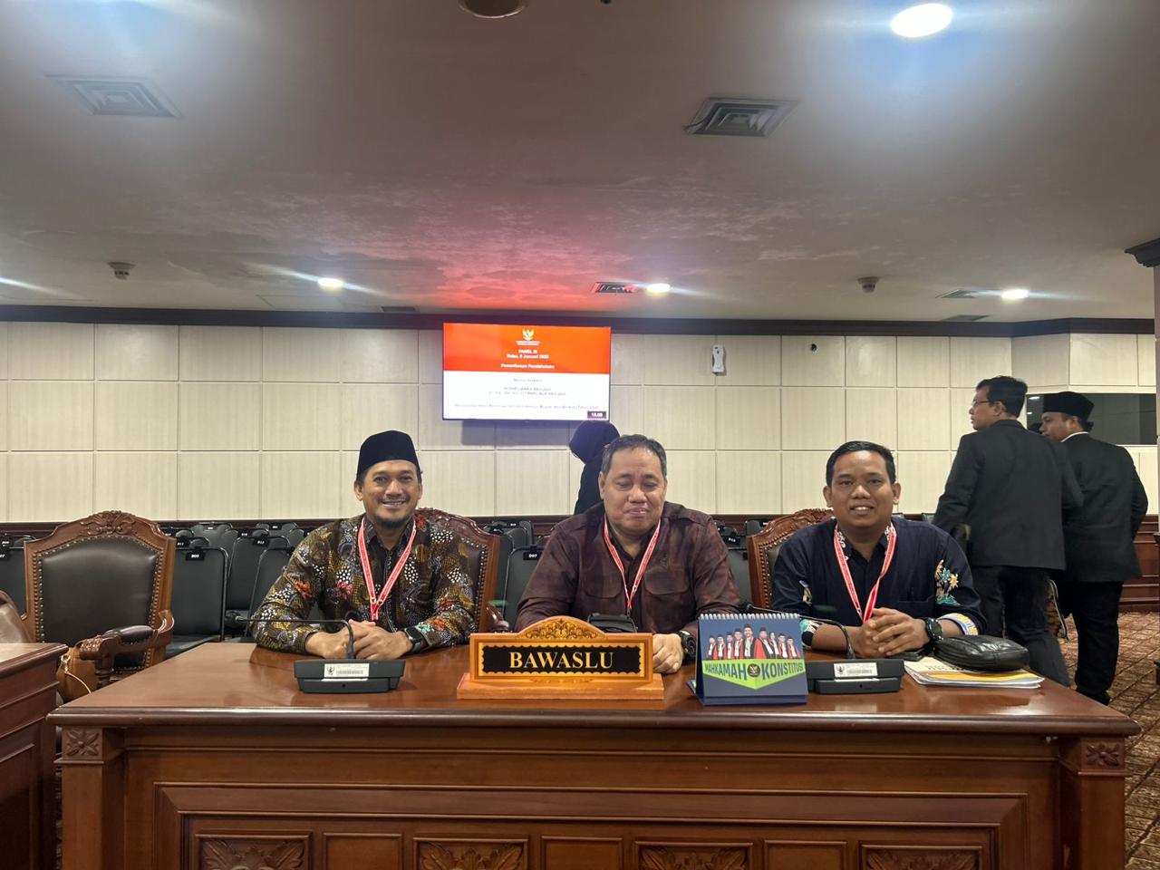 sidang mendengarkan permohonan pemohon di Mahkamah Konstitusi (MK)