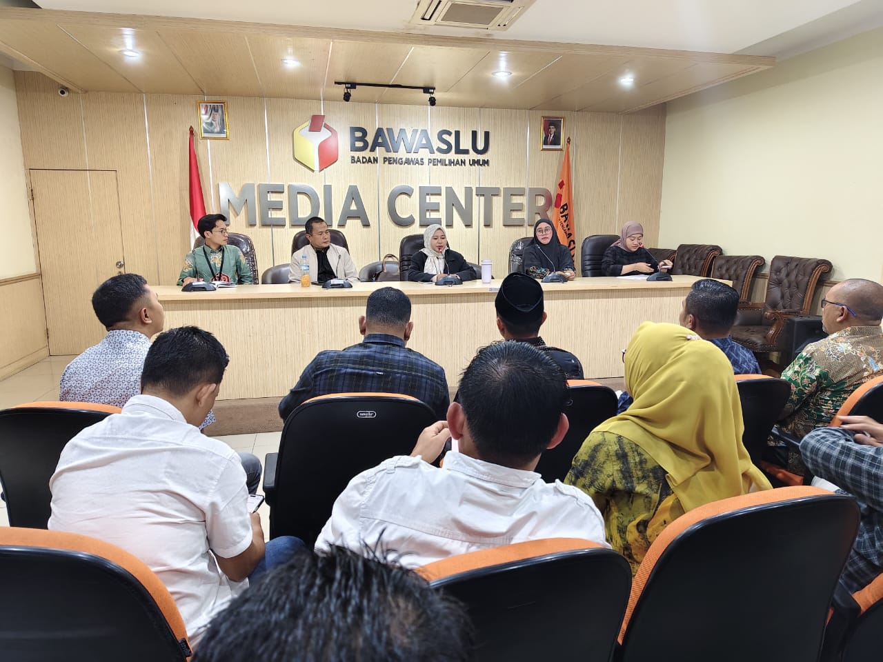 Serahkan laporan akhir kehumasan tahun 2024 kepada Bawaslu Republik Indonesia