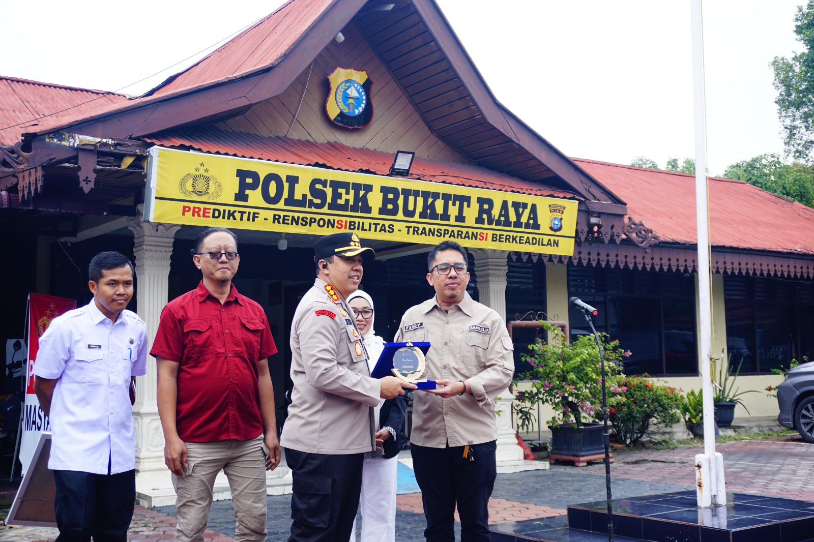 Pemberian Piagam Penghargaan kepada Polresta Pekanbaru