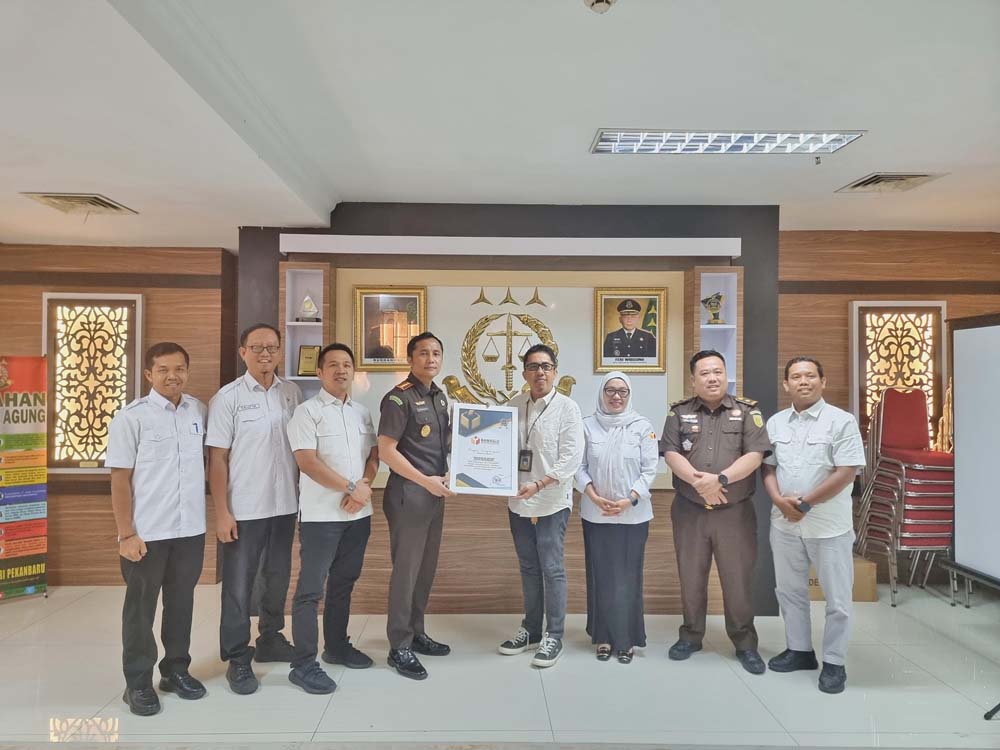 Bawaslu Kota Pekanbaru Serahkan Piagam Penghargaan kepada Kejari