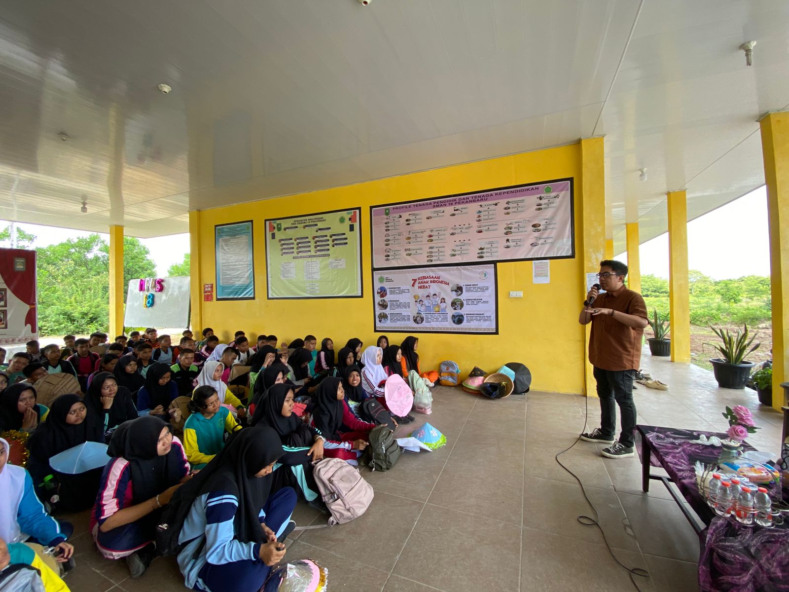 Ketua dan Anggota Bawaslu Kota Pekanbaru hadir di SMAN 18 Kota Pekanbaru untuk memberikan materi tentang Pengenalan Lembaga kepada siswa baru dalam kegiatan Masa Pengenalan Lingkungan Sekolah