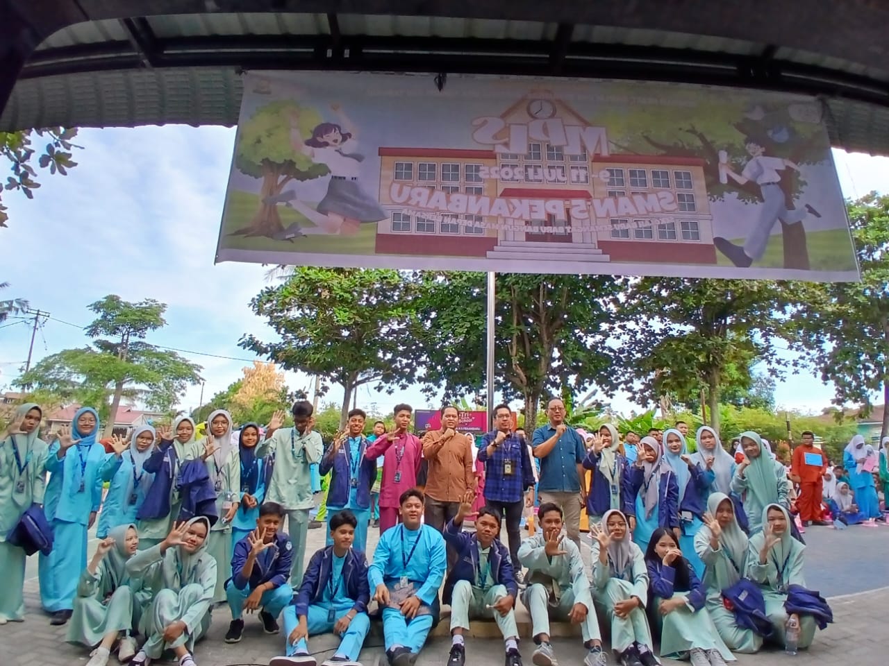 Bawaslu Kota Pekanbaru Perkenalkan Lembaga dalam Kegiatan MPLS di SMAN 5 Pekanbaru