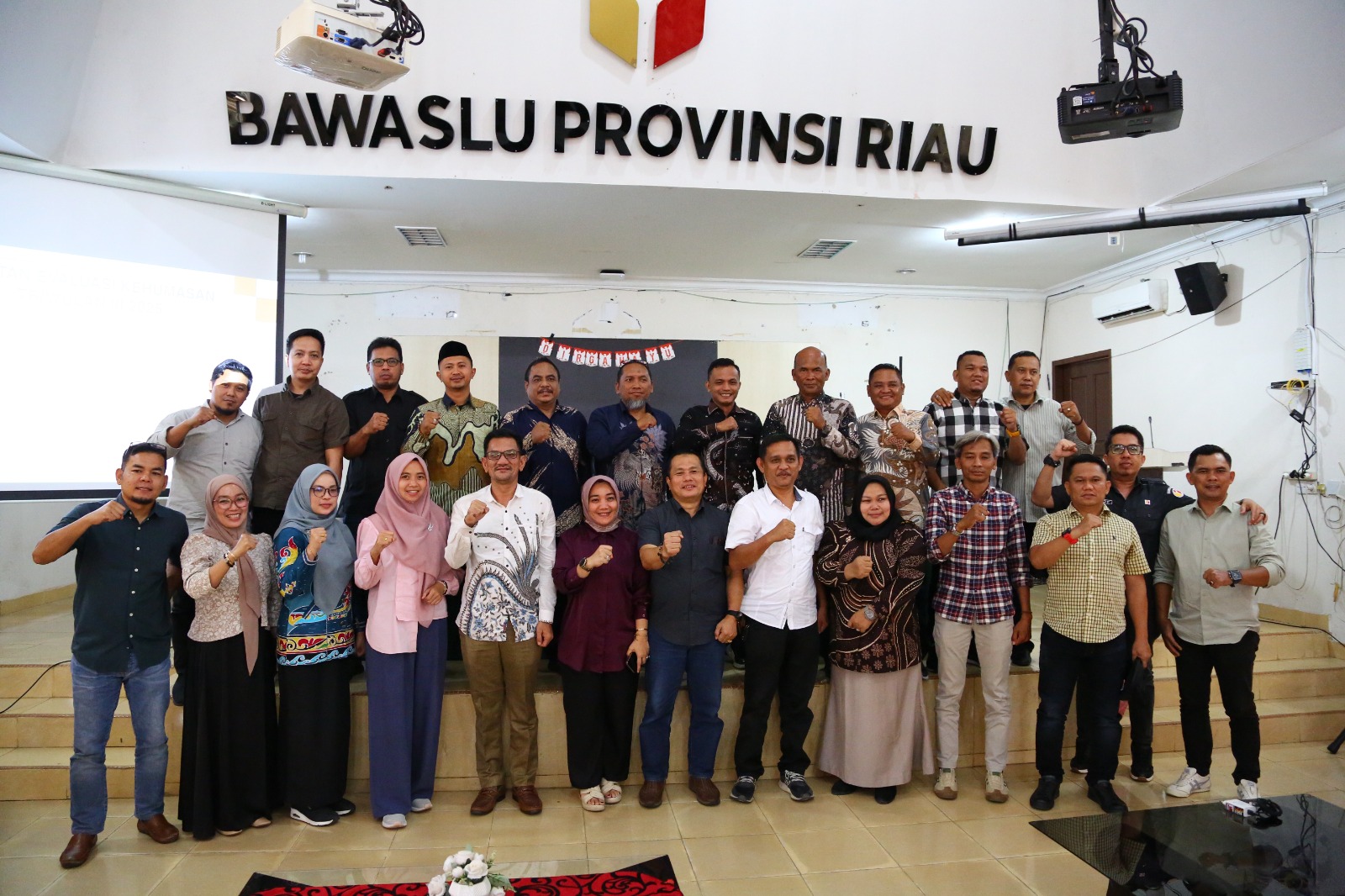 Bawaslu Kota Pekanbaru mengikuti kegiatan Penguatan Kelembagaan Melalui Evaluasi Kinerja Kehumasan Triwulan ke-3 Bawaslu Kabupaten/Kota se-Provinsi Riau Tahun 2025 di Aula Bawaslu Provinsi Riau