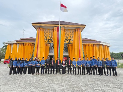 memperingati Hari Pahlawan Nasional, Bawaslu Kota Pekanbaru melaksanakan upacara bendera di halaman kantor Bawaslu Kota Pekanbaru. Kegiatan ini mengusung tema “Pahlawanku Teladanku, Terus Bergerak Melanjutkan Perjuangan” 