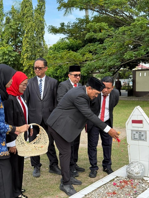 Bawaslu Kota Pekanbaru Ziarah ke Makam Pahlawan, Kenang Jasa dan Teladani Semangat Perjuangan