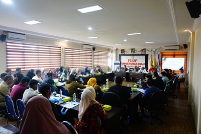 adiri kegiatan Workshop dan Roundtable Discussion yang diselenggarakan oleh Program Studi Ilmu Politik Fakultas Ilmu Sosial dan Ilmu Politik (FISIP) Universitas Riau dengan tema “Menentukan Kekhususan dan Arah Kurikulum Program Studi Ilmu Politik”
