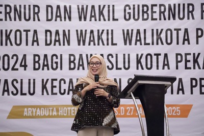 Reni Purba saat menjadi pembuka kegiatan pada Rapat evaluasi Panwaslu Kecamatan Januari 2025