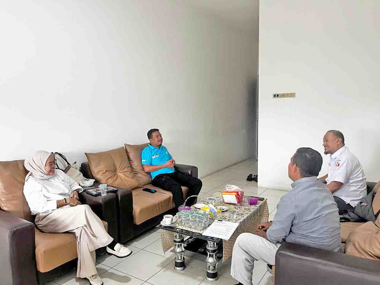 awaslu Kota Pekanbaru menerima kunjungan Koordinator Divisi Penanganan Pelanggaran Bawaslu Provinsi Riau, Nanang Wartono, dalam rangka memperkuat koordinasi dan komunikasi antarjajaran pengawas pemilu
