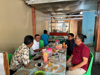 konsolidasi demokrasi bersama unsur masyarakat dan tokoh lingkungan, dalam rangka memperkuat kualitas penyelenggaraan Pemilu di tingkat Tempat Pemungutan Suara (TPS).