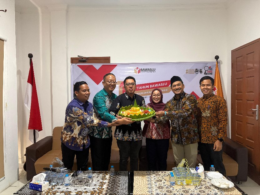 Bawaslu Kota Pekanbaru memperingati Hari Ulang Tahun (HUT) ke-18 Bawaslu dengan penuh khidmat di Kantor Bawaslu Kota Pekanbaru