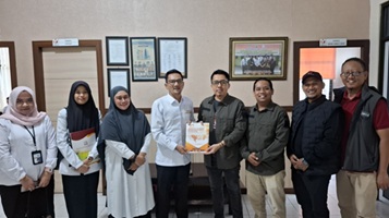 serahkan Laporan Layanan Informasi Publik Tahun 2025 kepada Bawaslu Provinsi Riau