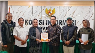Bawaslu Pekanbaru Serahkan Laporan Keterbukaan Informasi 2025 ke Komisi Informasi Riau