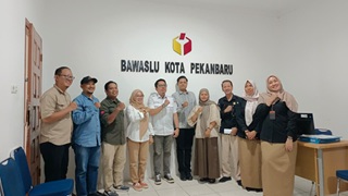 Bawaslu Kota Pekanbaru menerima kunjungan dari KPU Kota Pekanbaru dalam rangka koordinasi hasil pencocokan dan penelitian terbatas (coklit) Pemutakhiran Data Pemilih Berkelanjutan (PDPB)