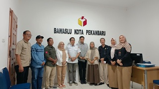 Bawaslu Kota Pekanbaru menerima kunjungan dari KPU Kota Pekanbaru dalam rangka koordinasi hasil pencocokan dan penelitian terbatas (coklit) Pemutakhiran Data Pemilih Berkelanjutan (PDPB)
