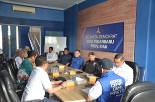 Bawaslu Kota Pekanbaru melaksanakan kunjungan kelembagaan ke DPC Partai Demokrat Kota Pekanbaru