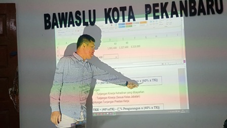 Bawaslu Kota Pekanbaru menggelar rapat internal sekretariat dalam rangka sosialisasi Surat Keputusan Sekretaris Jenderal Bawaslu Republik Indonesia tentang Petunjuk Teknis Tunjangan Kinerja Tahun 2026.
