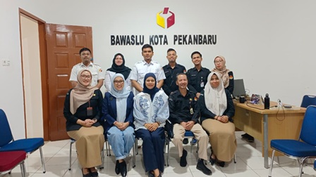 Bawaslu Kota Pekanbaru menerima kunjungan koordinasi dari KPU Kota Pekanbaru di Meeting Room Bawaslu Kota Pekanbaru