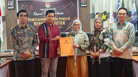 Bawaslu Kota Pekanbaru menghadiri Rapat Pleno Terbuka Rekapitulasi Pemutakhiran Data Pemilih Berkelanjutan (PDPB) Triwulan II Tahun 2026 yang diselenggarakan oleh KPU Kota Pekanbaru di Aula KPU Kota Pekanbaru.