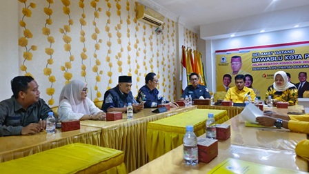 Bawaslu Kota Pekanbaru melaksanakan kunjungan silaturahmi dan Konsolidasi Demokrasi ke Dewan Pimpinan Cabang (DPC) Partai Golkar Kota Pekanbaru.