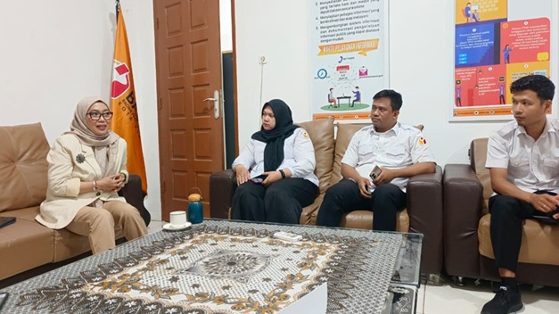 Divisi Pencegahan, Partisipasi Masyarakat, dan Hubungan Masyarakat (P2H) Bawaslu Kota Pekanbaru menggelar rapat internal yang dipimpin langsung oleh Koordinator Divisi P2H, Reni Purba.