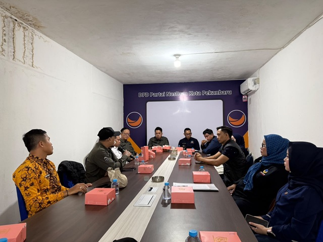 Bawaslu Kota Pekanbaru melaksanakan kunjungan silaturahmi dan Konsolidasi Demokrasi ke Dewan Pimpinan Daerah (DPD) Partai NasDem Kota Pekanbaru.