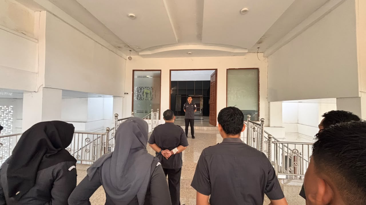 Koordinator Sekretariat Bawaslu Kota Pekanbaru, Angga Pratama menjadi Pembina Apel senin pagi di Lingkungan Bawaslu Kota Pekanbaru.