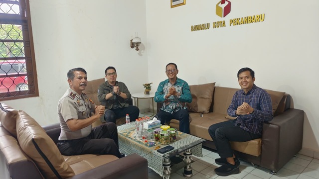 Terima Kunjungan Kapolsek Bukit Raya, Bawaslu Pekanbaru Dorong Kolaborasi Kelembagaan