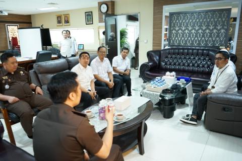 Bawaslu Kota Pekanbaru Serahkan Piagam Penghargaan kepada Kejari