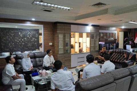 Bawaslu Kota Pekanbaru Serahkan Piagam Penghargaan kepada Kejari