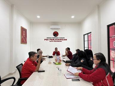 Bawaslu Kota Pekanbaru melaksanakan kegiatan Diskusi Konsolidasi Demokrasi melalui kunjungan kelembagaan ke Kantor Dewan Pimpinan Cabang (DPC) Partai Demokrasi Indonesia Perjuangan (PDI Perjuangan) Kota Pekanbaru.