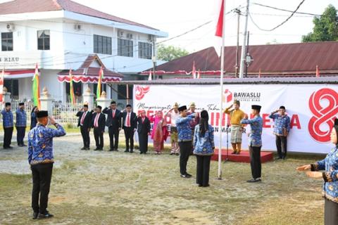 Bawaslu Kota Pekanbaru menghadiri upacara bendera dalam rangka memperingati Hari Ulang Tahun (HUT) ke-81 Kemerdekaan Republik Indonesia yang dilaksanakan di halaman Kantor Bawaslu Provinsi Riau