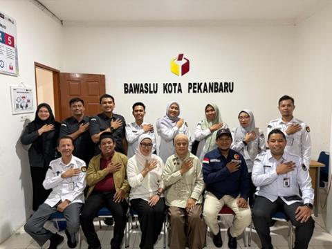 Bawaslu Kota Pekanbaru menerima kunjungan koordinasi dari KPU Kota Pekanbaru dalam rangka membahas pelaksanaan Pemutakhiran Data Pemilih Berkelanjutan (PDPB) Semester II