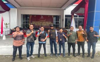 Ketua dan anggota Bawaslu Kota Pekanbaru beserta jajaran dalam pengawasan pendistribusian logistik pemilu 2024 di Perawang, Siak