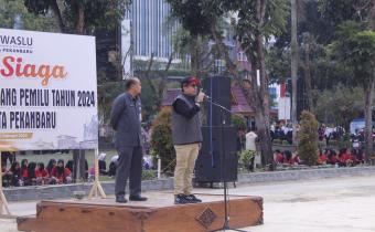 Arahan Ketua Bawaslu Kota Pekanbaru pada saat Apel Siaga Pengawasan pada Masa Tenang Pemilu 2024