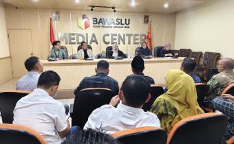 Serahkan laporan akhir kehumasan tahun 2024 kepada Bawaslu Republik Indonesia