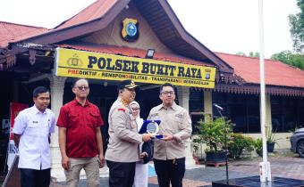 Pemberian Piagam Penghargaan kepada Polresta Pekanbaru