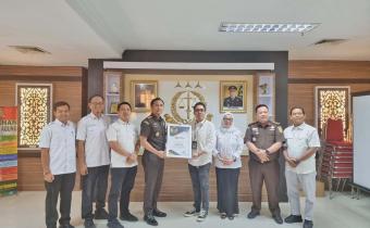 Bawaslu Kota Pekanbaru Serahkan Piagam Penghargaan kepada Kejari