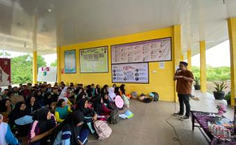 Ketua dan Anggota Bawaslu Kota Pekanbaru hadir di SMAN 18 Kota Pekanbaru untuk memberikan materi tentang Pengenalan Lembaga kepada siswa baru dalam kegiatan Masa Pengenalan Lingkungan Sekolah