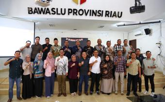 Bawaslu Kota Pekanbaru mengikuti kegiatan Penguatan Kelembagaan Melalui Evaluasi Kinerja Kehumasan Triwulan ke-3 Bawaslu Kabupaten/Kota se-Provinsi Riau Tahun 2025 di Aula Bawaslu Provinsi Riau
