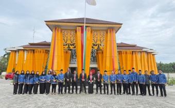 memperingati Hari Pahlawan Nasional, Bawaslu Kota Pekanbaru melaksanakan upacara bendera di halaman kantor Bawaslu Kota Pekanbaru. Kegiatan ini mengusung tema “Pahlawanku Teladanku, Terus Bergerak Melanjutkan Perjuangan” 
