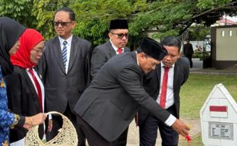 Bawaslu Kota Pekanbaru Ziarah ke Makam Pahlawan, Kenang Jasa dan Teladani Semangat Perjuangan