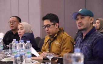 Taufik Hidayat, Reni Purba, Ferdy dan MIsbah Ibrahim saat melaksanakan Rapat pleno penghitungan perolehan surat suara pada pemilihan 2024.