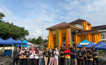 Bawaslu Kota Pekanbaru melaksanakan kegiatan senam pagi bersama, sebagai bagian dari upaya menjaga kebugaran jasmani sekaligus mempererat kebersamaan di lingkungan kerja