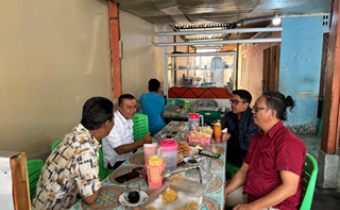 konsolidasi demokrasi bersama unsur masyarakat dan tokoh lingkungan, dalam rangka memperkuat kualitas penyelenggaraan Pemilu di tingkat Tempat Pemungutan Suara (TPS).