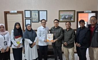 serahkan Laporan Layanan Informasi Publik Tahun 2025 kepada Bawaslu Provinsi Riau
