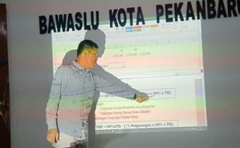 Bawaslu Kota Pekanbaru menggelar rapat internal sekretariat dalam rangka sosialisasi Surat Keputusan Sekretaris Jenderal Bawaslu Republik Indonesia tentang Petunjuk Teknis Tunjangan Kinerja Tahun 2026.
