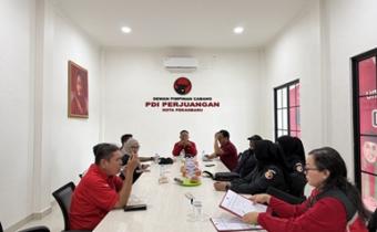 Bawaslu Kota Pekanbaru melaksanakan kegiatan Diskusi Konsolidasi Demokrasi melalui kunjungan kelembagaan ke Kantor Dewan Pimpinan Cabang (DPC) Partai Demokrasi Indonesia Perjuangan (PDI Perjuangan) Kota Pekanbaru.